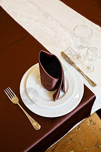 餐厅的桌子摆放 玻璃杯 盘子 叉子 刀子装饰奢华接待花朵宴会桌布环境陶器仪式餐具图片