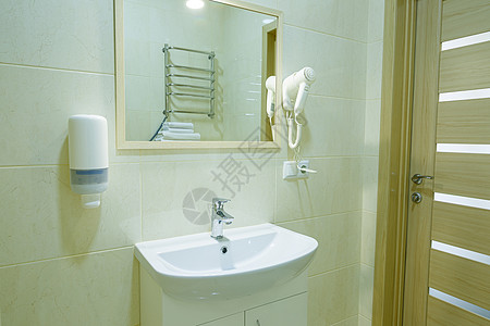 明亮的浴室 白色厕所 洗浴盆 镜子 淋浴奢华陶瓷洗手间盆地装饰风格家具房子座位制品图片