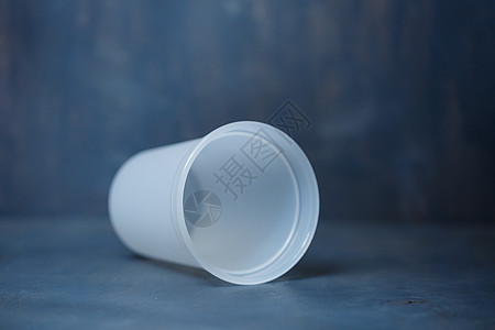 灰色背景混合奶油的塑料玻璃酸奶营养产品餐厅剪裁液体厨房甜点浴缸杯子图片