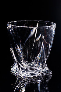 黑色背景代表一个干净的玻璃杯 在玻璃桌上反射 在玻璃杯上面孔奢华强光酒精桌子派对液体庆典酒吧餐厅行业图片