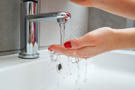浴室里有一个银色水龙头的白色水槽 灰色罐装洗手液 打开自来水 个人手卫生 在流水下洗手手指奢华细菌龙头泡沫陶瓷卫生间制品肥皂整洁图片