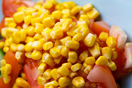 玉米沙拉 番茄和黄瓜加橄榄油 食品是适当的营养饮食豆芽午餐美食沙锅盘子洋葱桌子厨房蔬菜图片