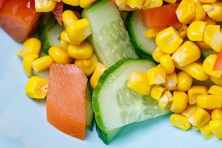 玉米沙拉 番茄和黄瓜加橄榄油 食品是适当的营养胡椒小吃厨房豆芽洋葱盘子餐厅叶子草本植物饮食图片