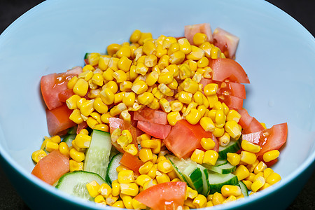 玉米沙拉 番茄和黄瓜加橄榄油 食品是适当的营养洋葱盘子午餐美食饮食纤维小吃紫色厨房食物图片