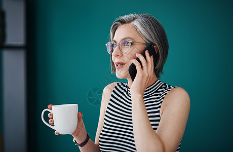 咖啡使我成为一个更好的谈判者 一个在办公室用手机聊天时喝咖啡的女商务人士 (笑声)图片