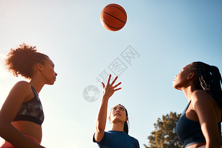 一群不同的女运动员在白天一起打篮球比赛(竞技篮球) 他们都是这样玩的 (笑声)图片