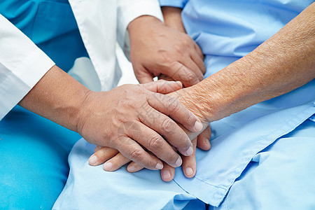 医生手牵手的亚洲老年妇女患者 帮助和住院护理 请查看InfoFinland上的保健疾病成人祖母奶奶家庭女士照顾者长老诊所图片