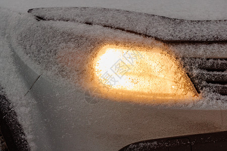 白色或银色民用轿车前灯光雪花汽车车辆安全冻结风暴运输冷冻交通水晶图片