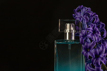 在黑色背景和复制空间上隔离的高级香水瓶香水玻璃化妆品消费者瓶子礼物商品保养香味芳香图片