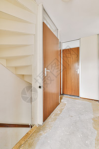 在宽敞的公寓大厅中的木楼梯压板装饰住宅地面大堂栏杆奢华财产走廊木地板图片