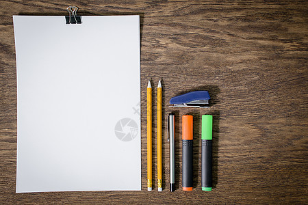 木制桌上的纸和铅笔 快看床单软垫工作草图教育写作金融绘画商业文书图片