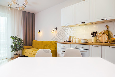 Mockup 在明亮厨房内部的空桌 复制粘贴作设计用装饰风格房子工作室枝形火炉桌子公寓烤箱建筑学图片