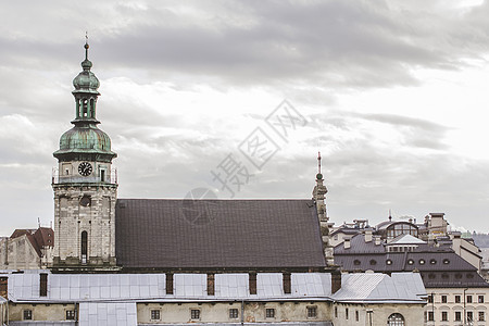 乌克兰利沃夫市的顶端景色 旧房子的屋顶天空城堡历史纪念馆城市地标大教堂教会街道尖刺图片