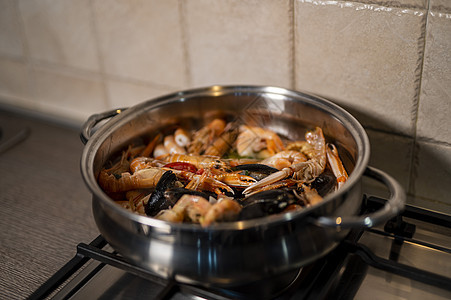 鱼汤加锅里肉汁草本植物美食烹饪洋葱蔬菜柠檬海鲜食物胡椒盘子图片