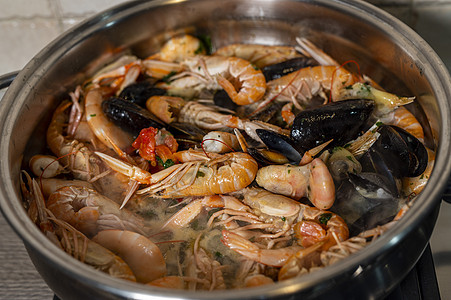 鱼汤加锅里肉汁厨房胡椒餐厅午餐海鲜烹饪柠檬蔬菜美食草本植物图片