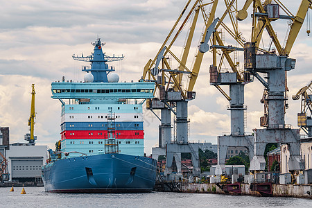 在阴云的天气下 在圣彼得堡Neva河造船厂建造现代核破冰器图片