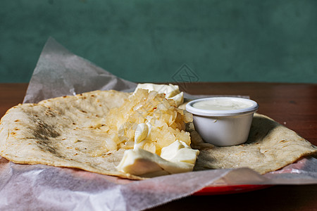 在木桌上供应尼加拉瓜 Quesillo 的特写 传统的尼加拉瓜 Quesillo 放在木桌上 传统的尼加拉瓜 Quesillo 图片