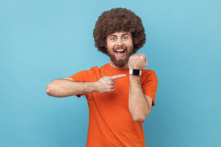 男人用手腕表看 对时间表示乐观 而不是忙碌手表警告检查手势小样爆炸背景快乐发型小时图片