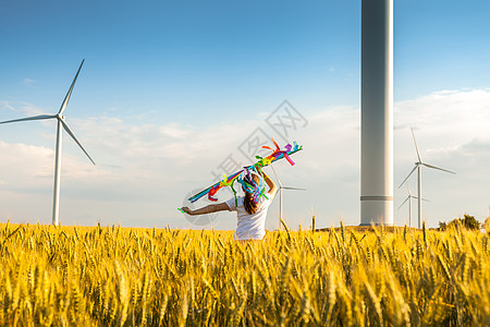 快乐的小女孩跑在小麦田 在夏天与风筝场地生态童年闲暇农村阳光力量活力蓝色女孩图片