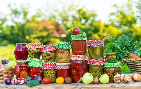 配有冬季保留蔬菜的罐子 有选择性的焦点烹饪胡椒准备玻璃工作补给品产品黄瓜杂货店盐渍图片