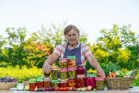 高级女性在罐子里保存蔬菜 有选择性的焦点家政水果消化厨房生产经济学奶奶祖母收成女士图片