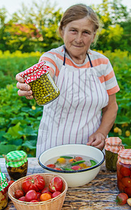 高级女性在罐子里保存蔬菜 有选择性的焦点库房菜花女士桌子家政胡椒生产横幅发酵水果图片