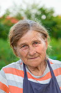 花园里外婆的肖像 有选择的焦点成人女性公园幸福园丁老年头发女士横幅快乐图片