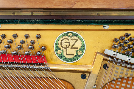钢琴里面没有盖子 弦 锤子和零件黑色古董娱乐黄色金子音乐艺术机械键盘钥匙图片