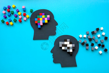 积极的和消极的心态概念 有多姿多彩的立方体的人头图片