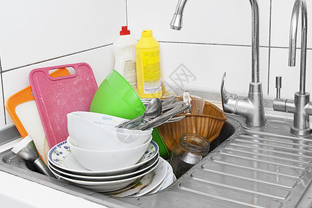 厨房水槽中的脏盘子 洗手碗概念图片
