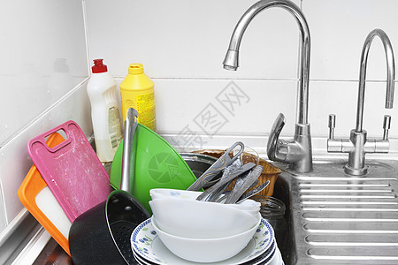厨房水槽中的脏盘子 洗手概念图片