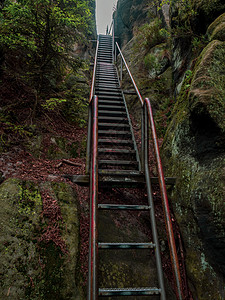 在楼梯或海利格Stiege的金属楼梯上看到 通往旅游小道肾上腺素风景森林岩石国家安全梯子砂岩山脉活动图片