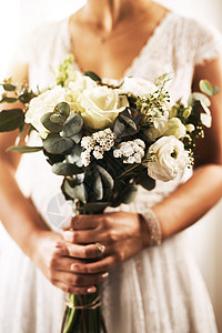 我生命中的新篇章从今天开始 一个无法辨认的新娘 在婚礼那天拿着一束鲜花 举足轻重图片
