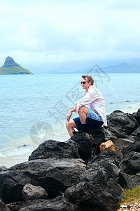 四十多岁的白种男人 在夏威夷的岩石海岸图片