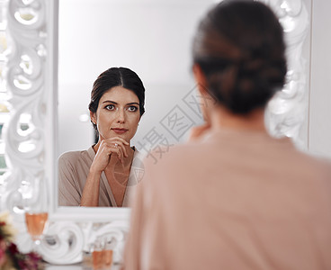 从爱你在镜子里看到的那个人开始 一个美丽的女人在家里欣赏着镜子里的自己图片