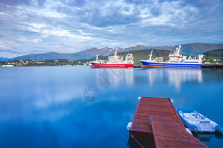 挪威 斯堪的纳维亚州阿勒松德海港与船只在和平黎明 挪威码头地方村庄地平线旅游景观建筑学假期住宅船舶图片