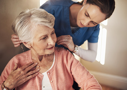 一位坐轮椅的年长妇女 被护理为护士照顾图片