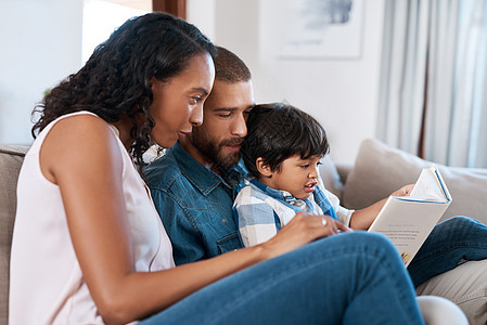 阅读是我们一家人最喜欢做的事情 一个小男孩和他的父母坐在一起看书图片