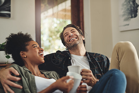 咖啡和谈话 一对快乐的年轻夫妇在家里喝咖啡 共度美好时光图片