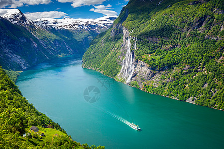 穿越挪威和七姐妹瀑瀑布的渡轮船曲线目的地巡航摄影峡湾瀑布爬坡七姐妹旅游晴天图片