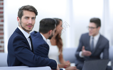 办公室背景上一名成功商务人士的肖像画签名行政人员老板职员商业职业职场团队人士工作微笑图片