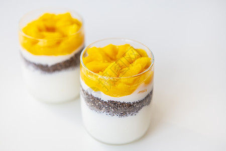 美味的芒果甜点配酸奶和奇亚籽 健康美味食品的概念 早上好 可爱的早餐图片