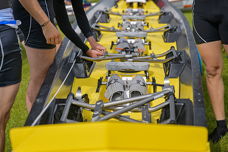 黄色船上的划水靴竞赛运动员团队独木舟同步全体训练索具耐力娱乐图片