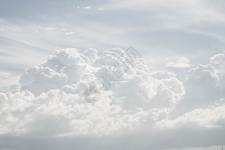 美丽的白色飞绒 云层背景 蓝色天空背景 供复制空间使用天气顶峰自由气氛旅行天堂飞机空气环境地平线图片