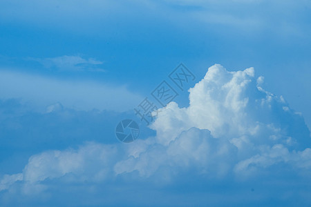 白云在蓝色天空中飘浮 天自然云彩背景 季节和天气抽象图片