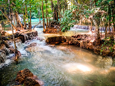 泰国北碧府的瀑布东南亚丛林景观与热带雨林深处的级联瀑布令人惊叹的绿松石水 旅游景观和目的地植物风景岩石荒野树木石头喷泉环境溪流彩图片