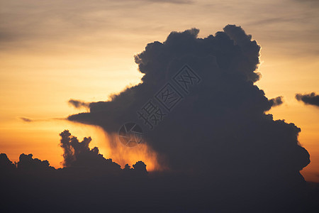 巨大的乌云 日落时的暴云 在雨水抽象天气环境季节之前气候柔软度橙子天空戏剧性积云层云雨云场景多云图片