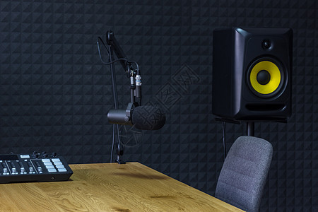 播音录音室 配有麦克风和均衡器 用于记录在线电台广播体积打碟机控制工作室人声音乐会居住歌手混合器控制板图片