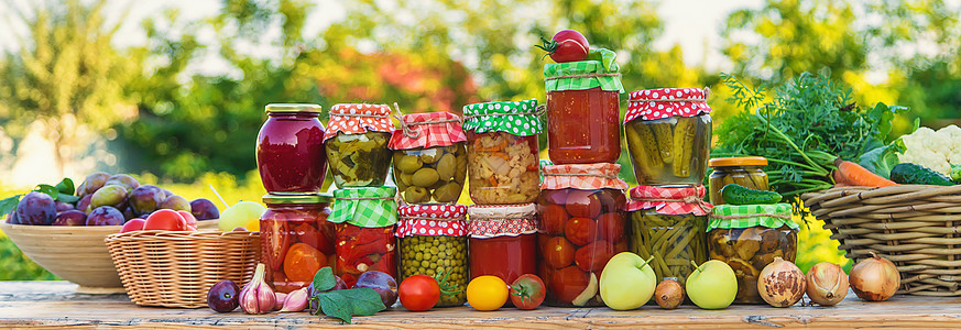 配有冬季保留蔬菜的罐子 有选择性的焦点工作烹饪产品玻璃饮食胡椒准备水果黄瓜装罐图片