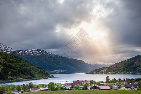 挪威农村和Sognefjord的分支农场山脉小路草地旅行峡湾天空目的地村庄旅游农业图片